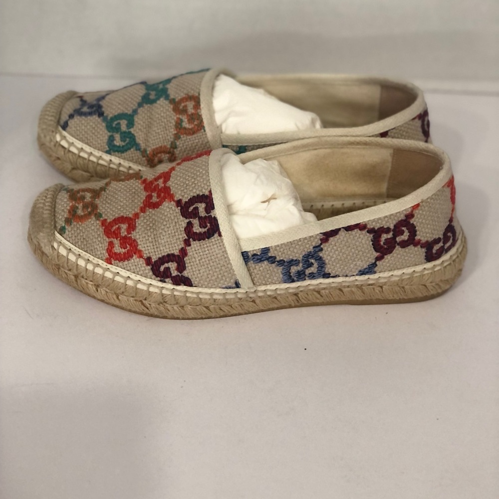 Gucci Cream and Red Slippers with Classic Design